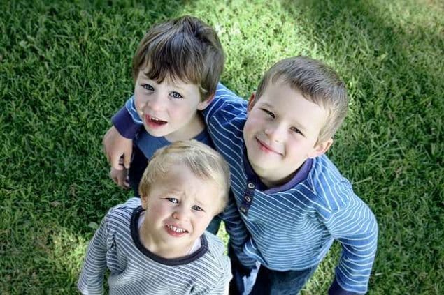tres niños hermanos son familia numerosas