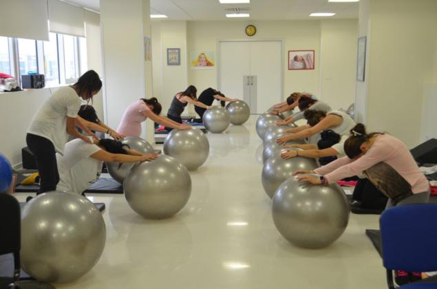 pilates en el embarazo con pelota giante