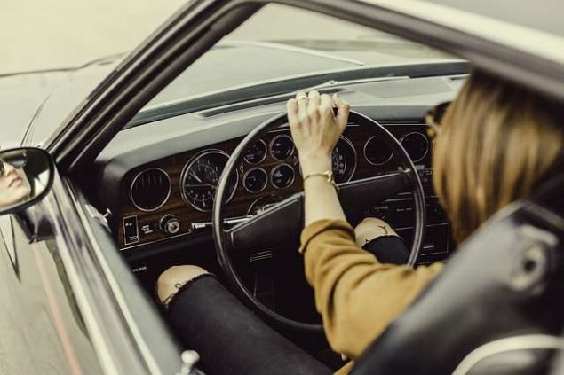 mujer al volante de un coche para conducir