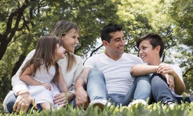 familia de padre y madre con dos hijos