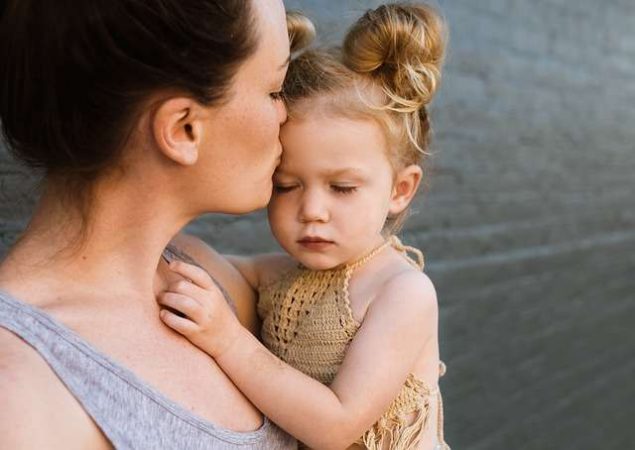 madre con niña con piel al aire, la abraza amor apego