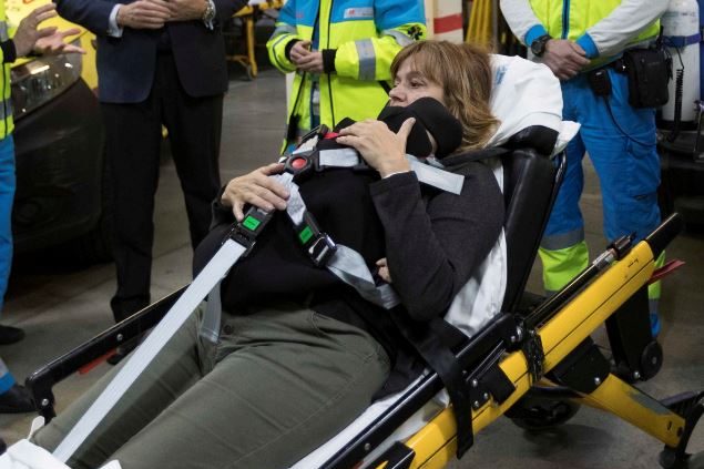 dispostivo de seguridad para llevar al bebé piel con piel en la uvi móvil