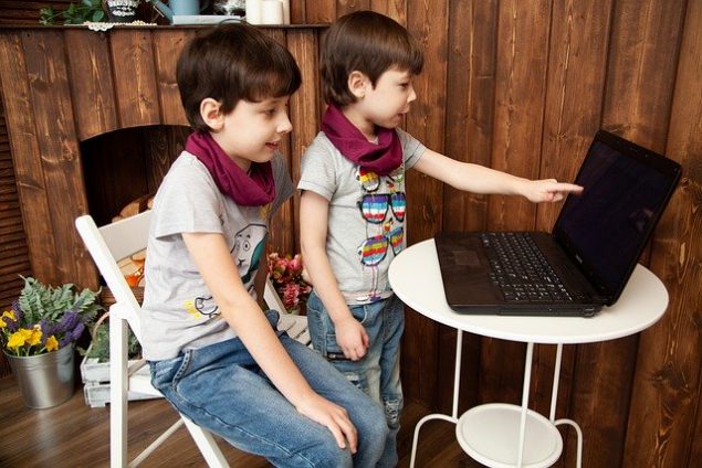 La Comunidad de Madrid limitará el uso de dispositivos digitales en los colegios