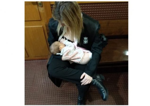 abogada da el pecho en publico y amamanta bebe en juzgado